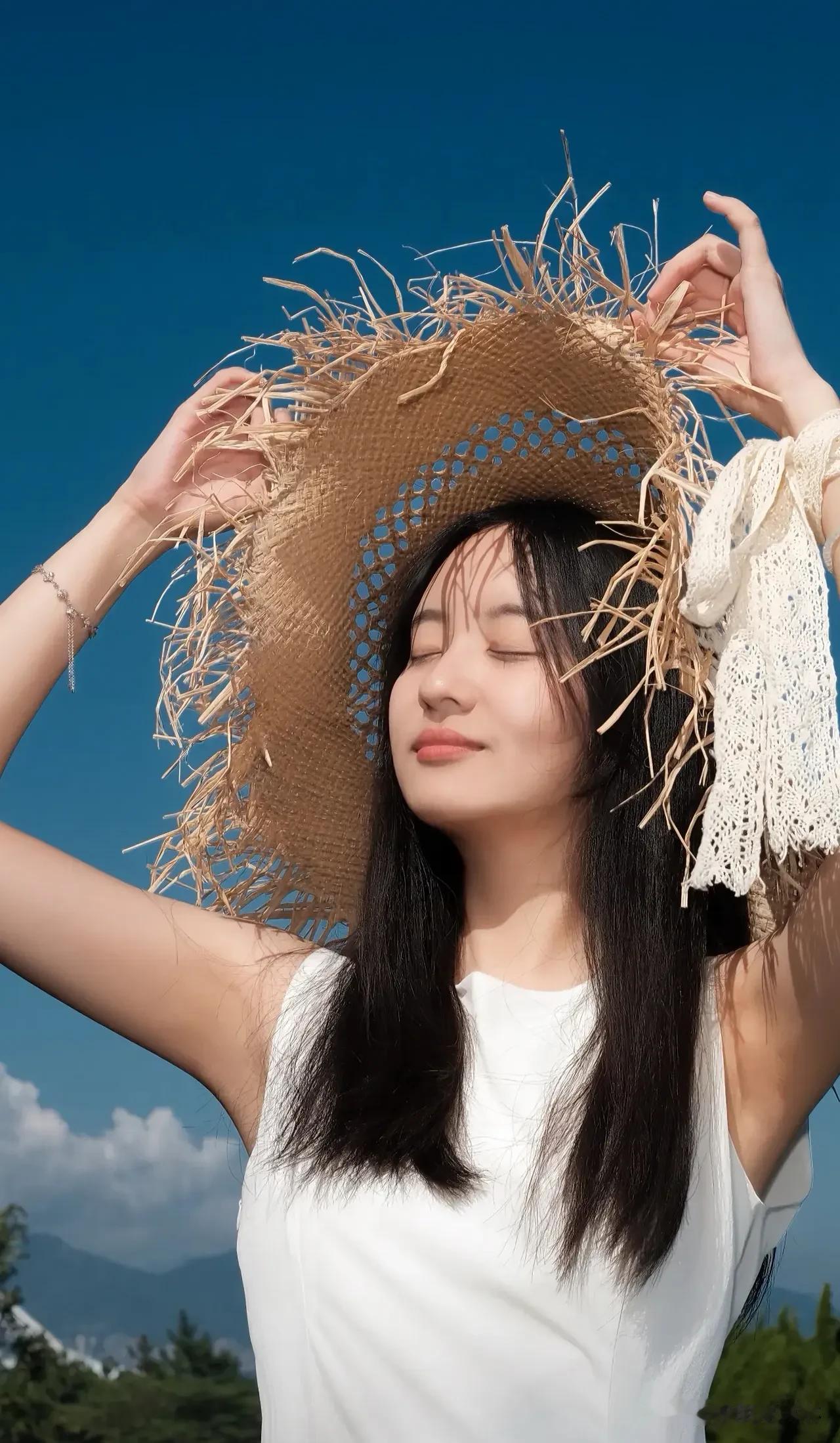 好美的女孩，不是滤镜给的底气，
是生活里藏不住的灵气
眼神有光，笑容带糖，
连风