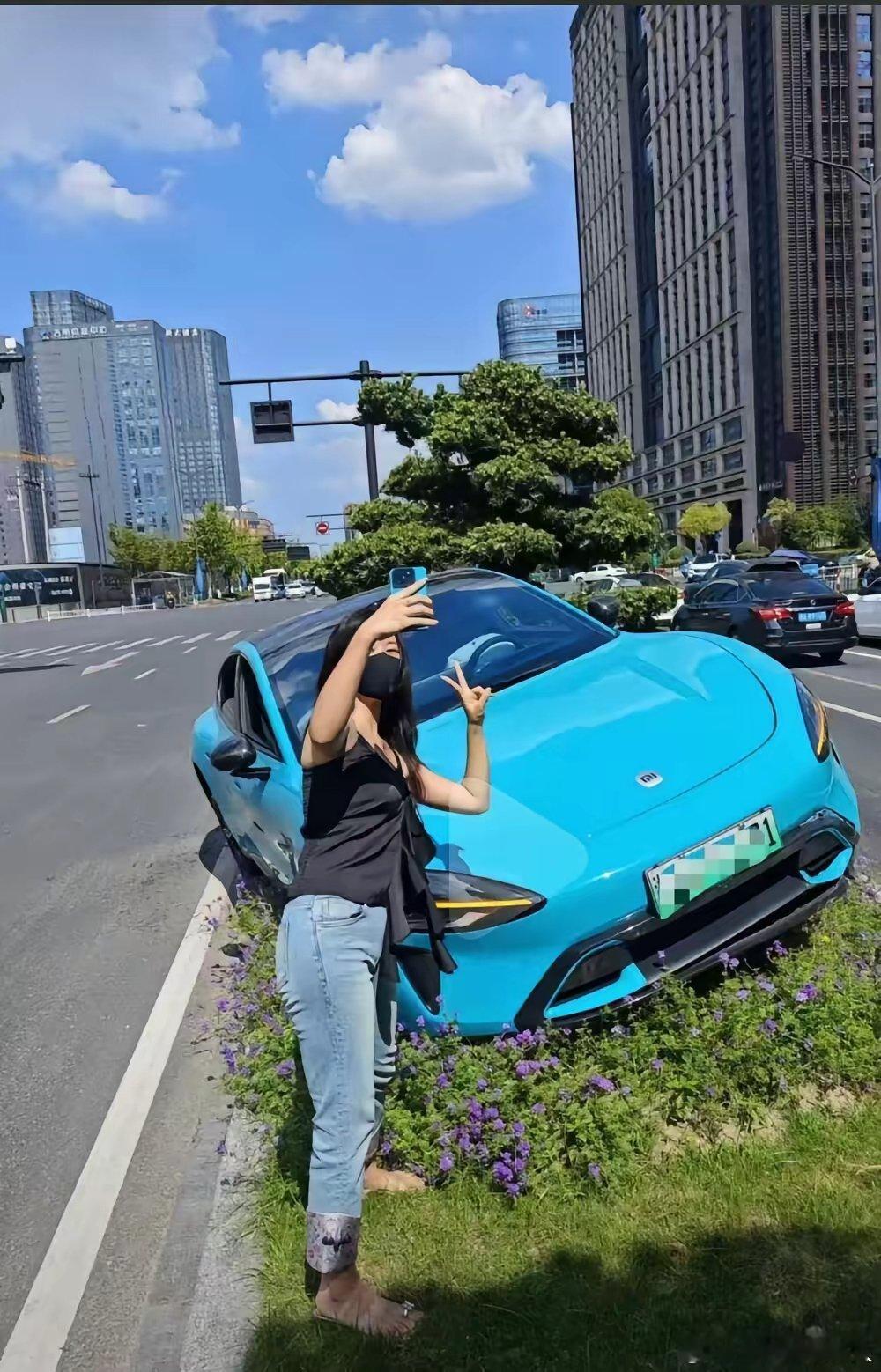 网友：遇事莫慌，先拍个照发个朋友圈，记录一下这特别的时刻！ 