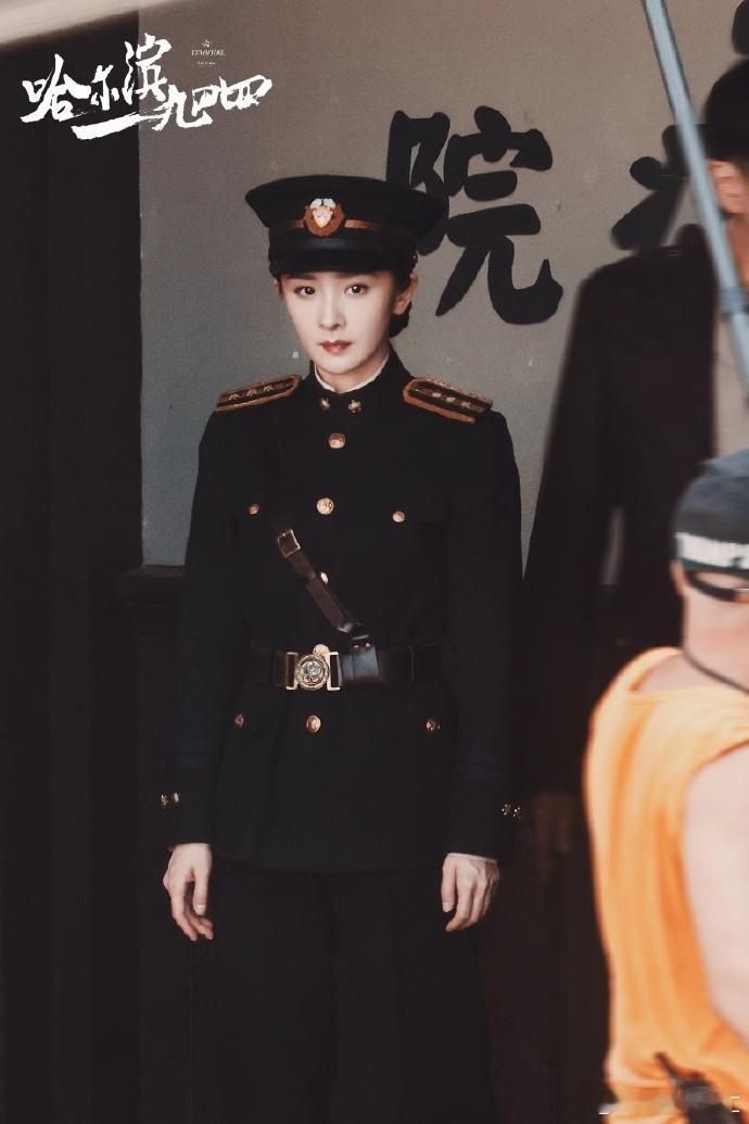 #杨幂关雪妆造#杨幂在《哈尔滨一九四四》的妆造超酷，幂姐在剧中饰演了一个危险的特