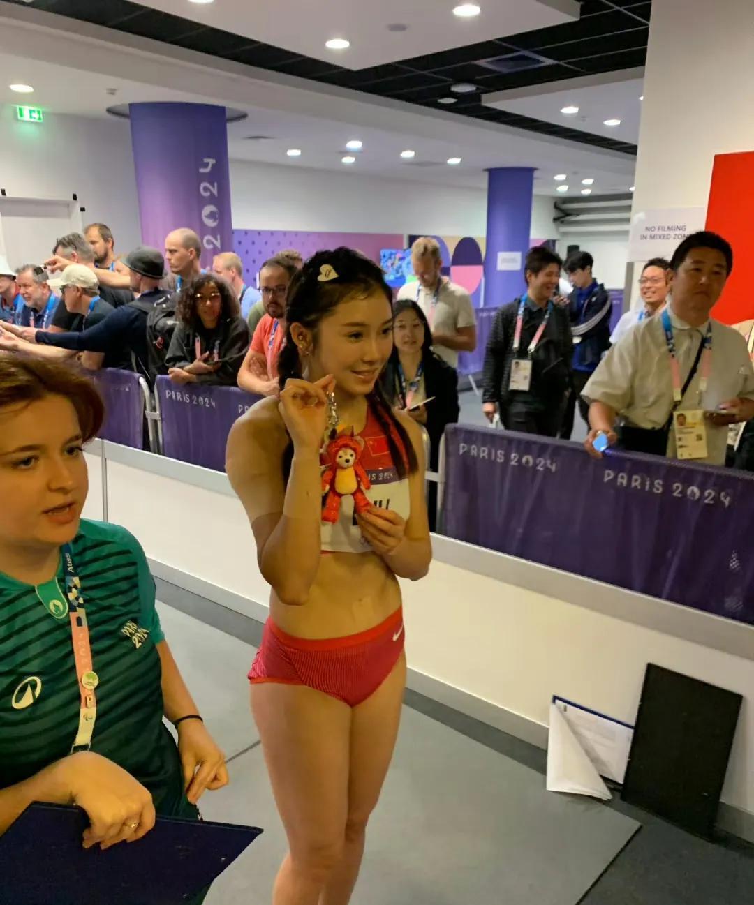 这是我看到关于吴艳妮夺冠最精彩的评论，理性客观又不失鼓励鞭策：

吴艳妮的“不开