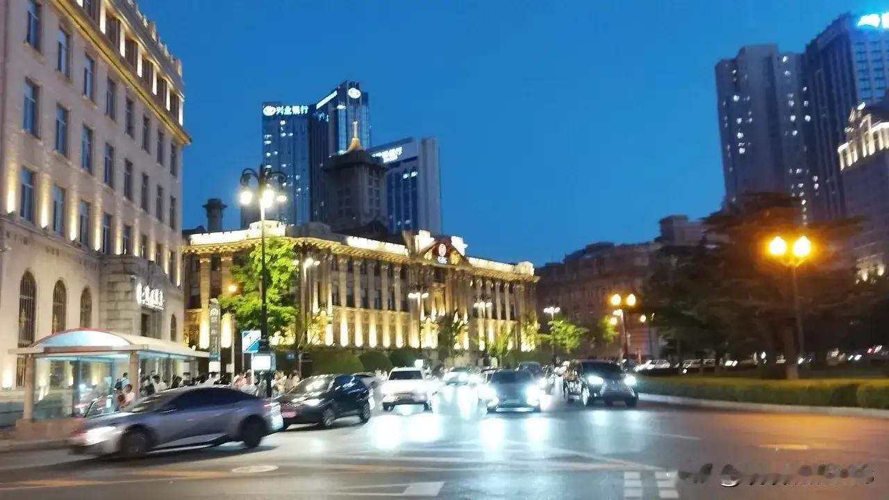 景物描写分享：
作者：月满西楼艳文，
这是五，六十年代哈尔滨中央大街实景图，后边