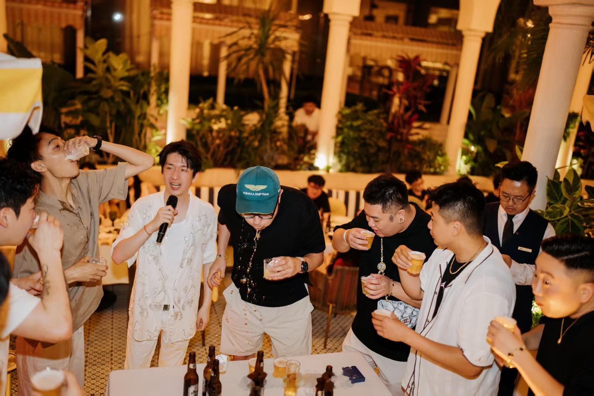 谁没事喝酒还有人拍照啊………吐的全被记录了 ​​​