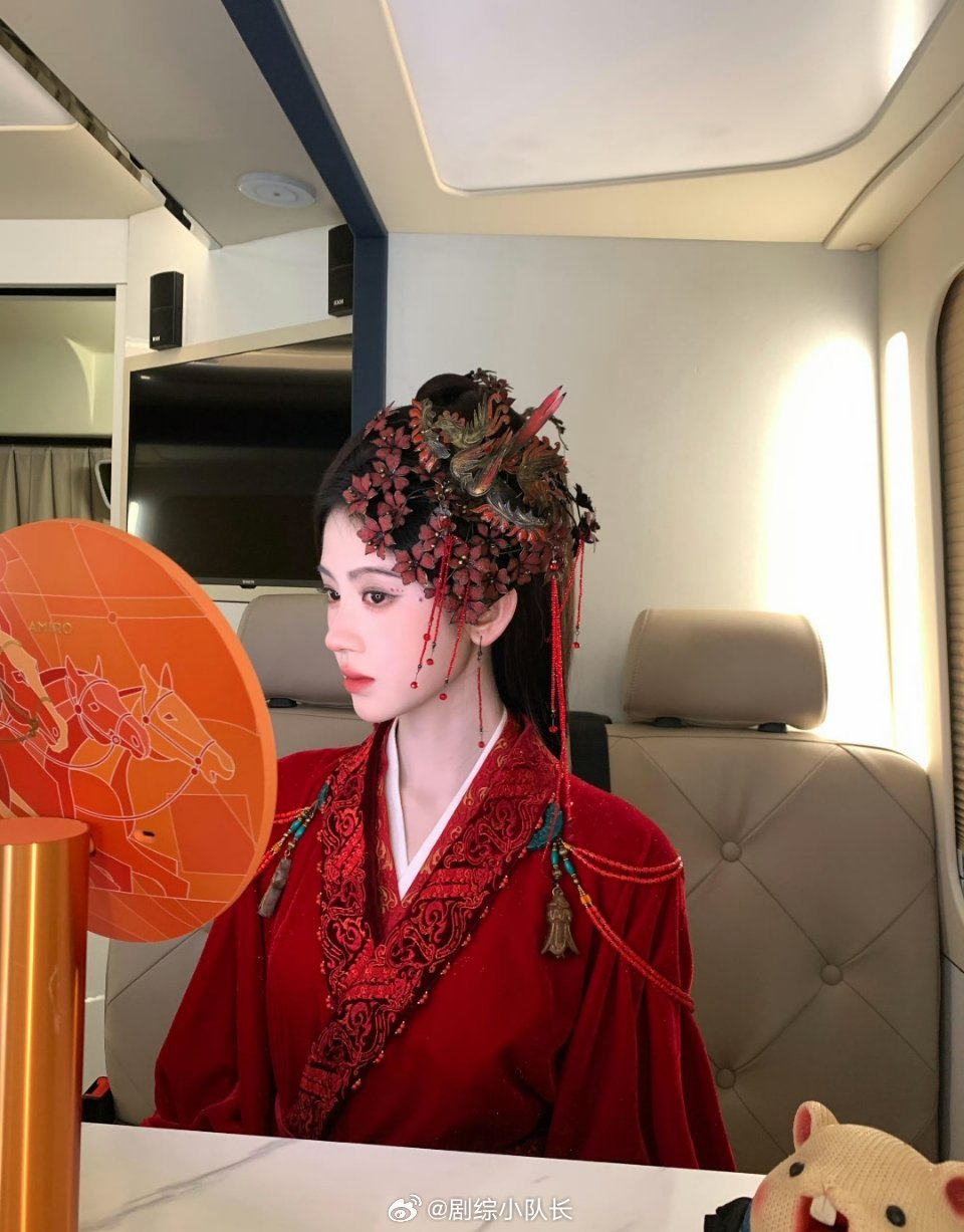 不得不说鞠婧祎造型的精髓全在发型。蓬松氛围感发根、精致发丝细节，直接优化脸型比例