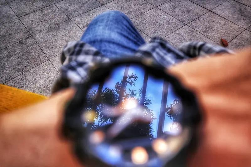 这话太对了！小看别人，那就是给自己挖坑。之前我有个同学，觉得新转来的同学看着不起