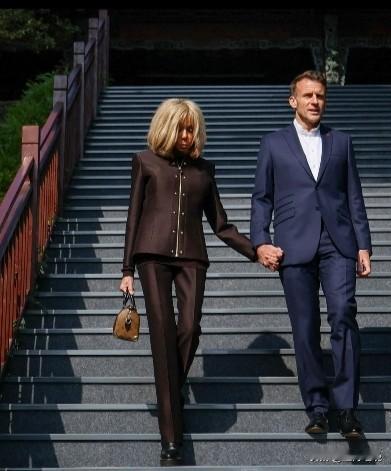 马克龙到访“天府之国“成都！沿着堰功道边走边谈，随后落座怀古亭，临水品茗，纵论天