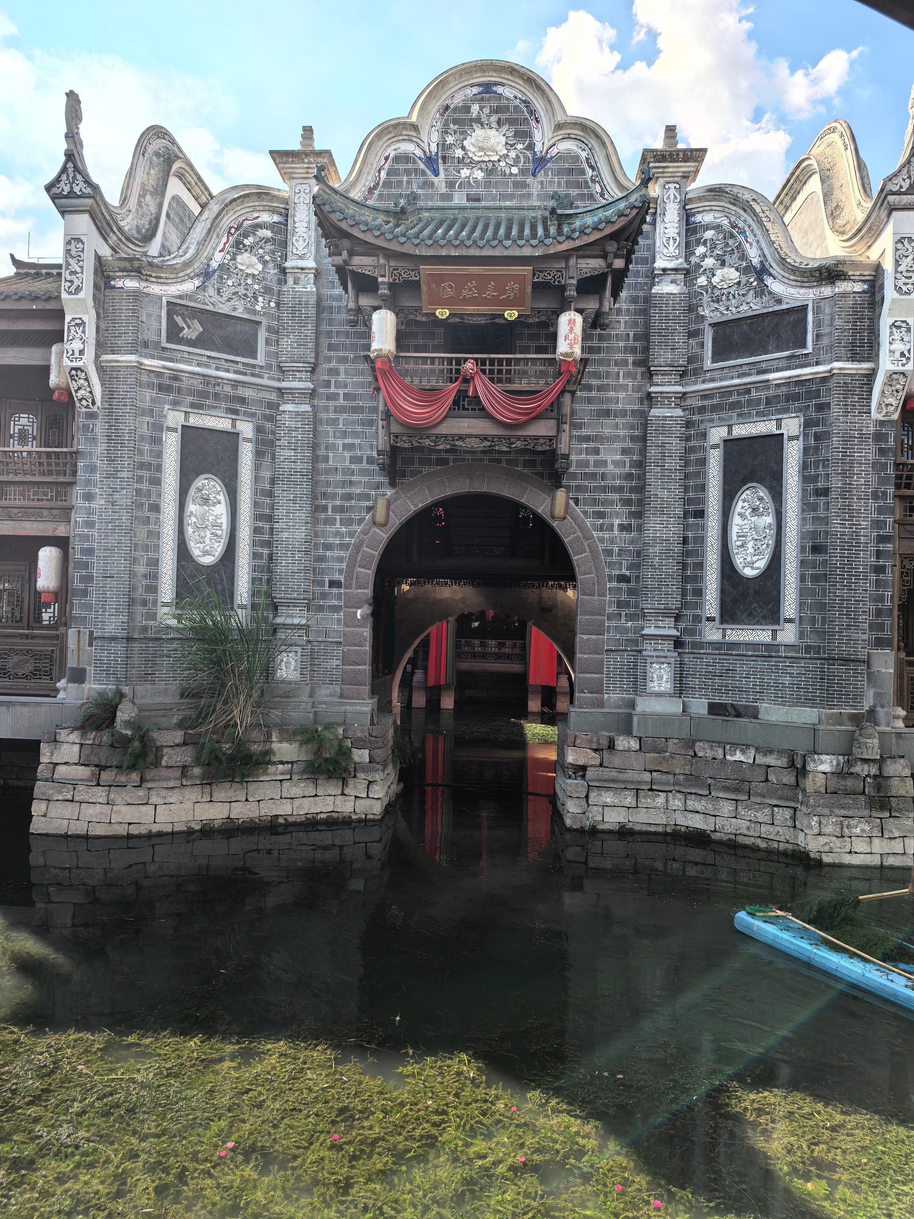 我不算爱发照片，除了旅行拍拍照，平时从不自拍，去哪，跟谁吃饭，更加不会拍，就这样