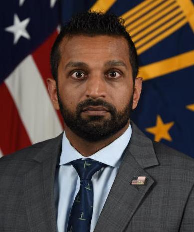 美国FBI局长居然是个“酒蒙子”，喝到断片叫不醒，上班天天玩失踪，被媒体曝光后，