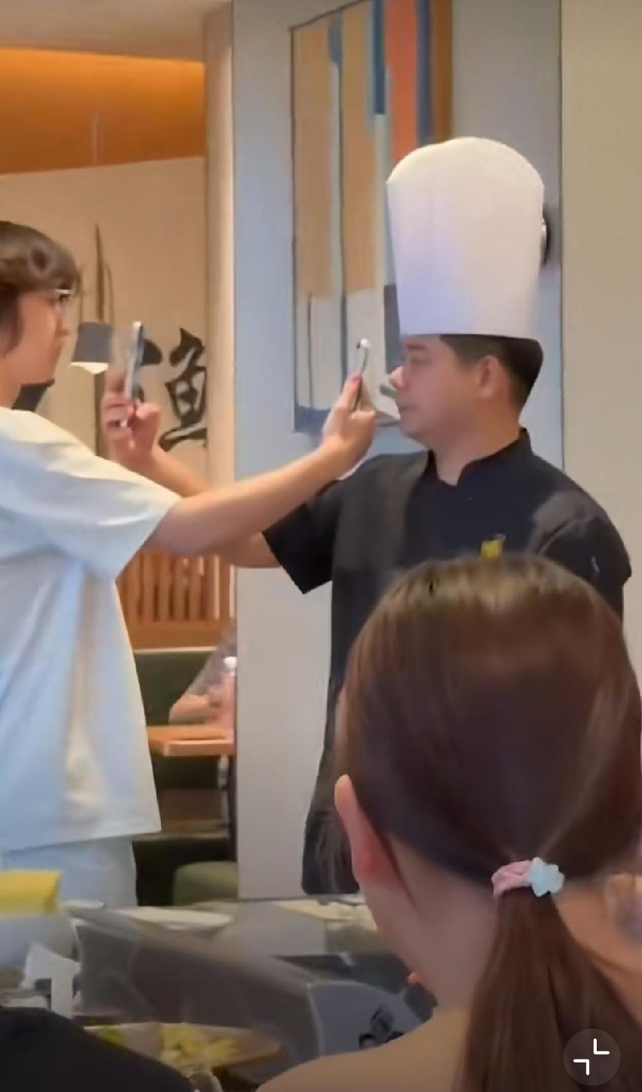 相互录像！在中国手机相当于外国人的手枪……手机实拍对比 人类手机 手机保密程度
