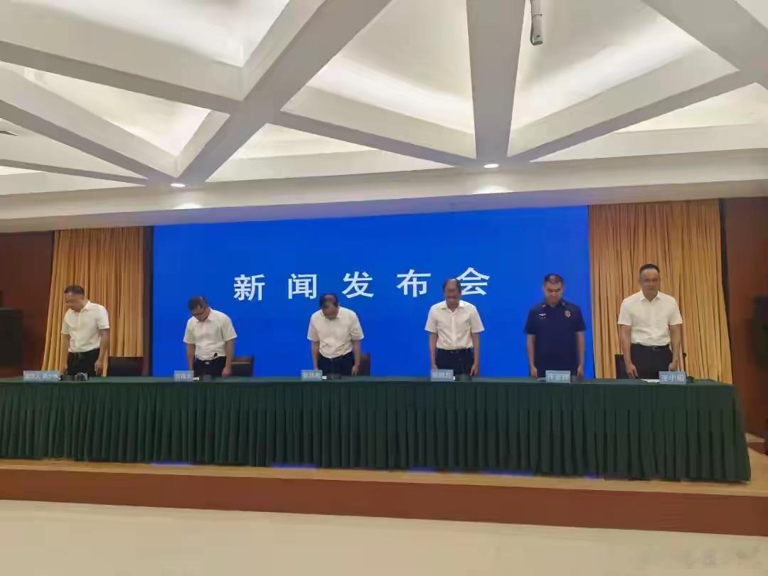 泸州在线 【晋江鞋厂火灾致28人遇难，福建泉州发布会现场全员默哀】7月10日11