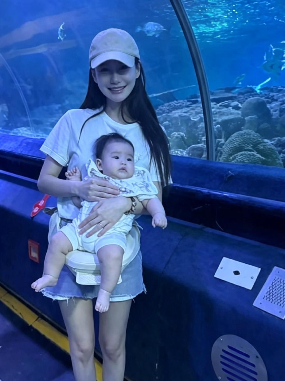 马筱梅晒照，一个人带娃，去水族馆，很厉害啊！有一说一，她真的是个狠人，生完孩子，