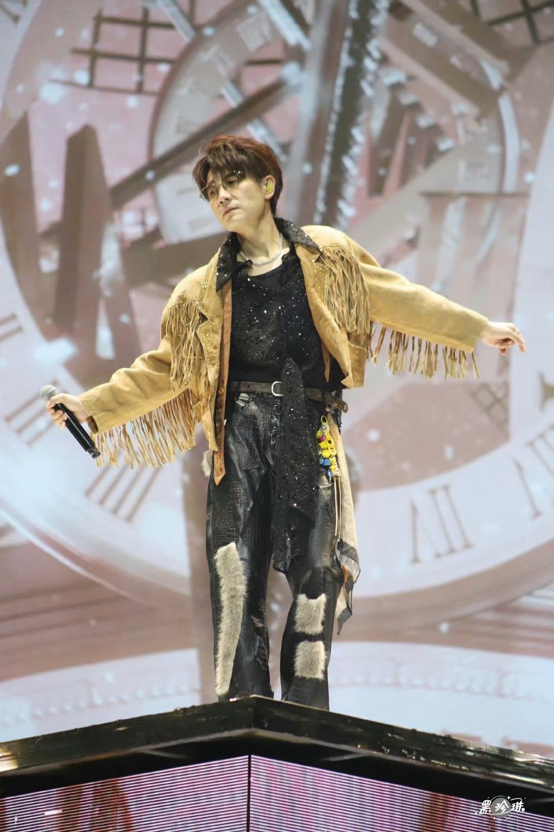 王铮亮女儿首次公开登台表演  看了王铮亮女儿带来的舞台表演有被惊喜的，看来她还真