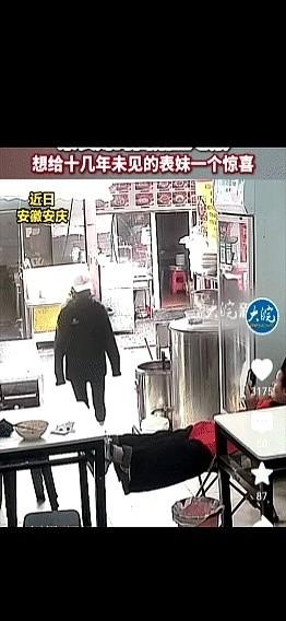 安徽安庆一家面馆，老板娘正埋头给客人下面，店门一推，进来一个女人。
粉色棒球帽，