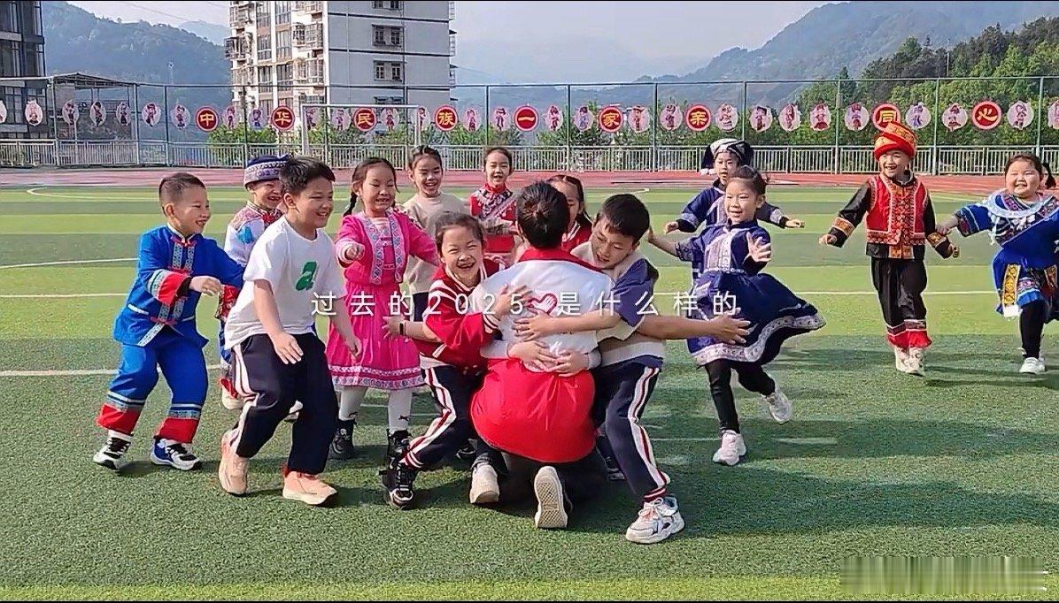 2025是上扬的曲线2025的每一笔轨迹，都是向上生长的曲线——春种的蓄力、夏耕