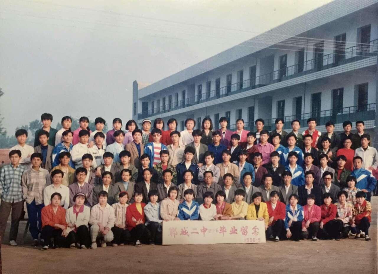 这是1996年我们的山东农村高中毕业照。彼时全国高考资源严重失衡，上学难，考初中