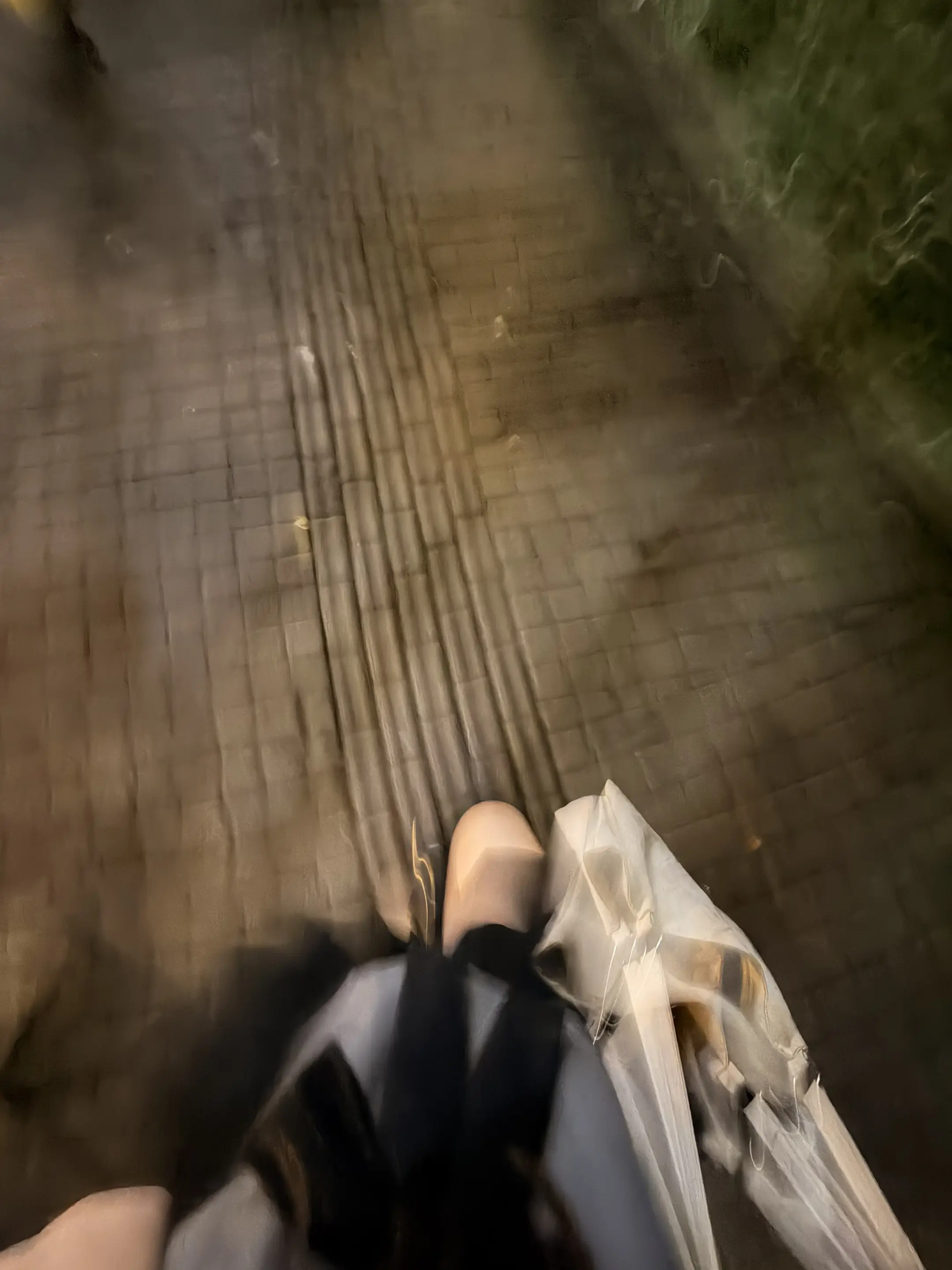 我痛苦，因为我深知人与人之间的关系都是阶段性的，哪怕我再怎么想延续，哪...