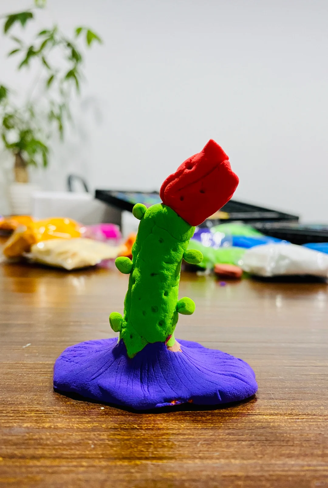 宝宝今天的粘土作品《奇怪的花》🌹