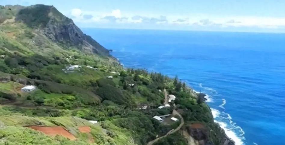 1789年，9个英国叛兵逃上太平洋孤岛，杀光土著男人、霸占所有女人，两百年后，这