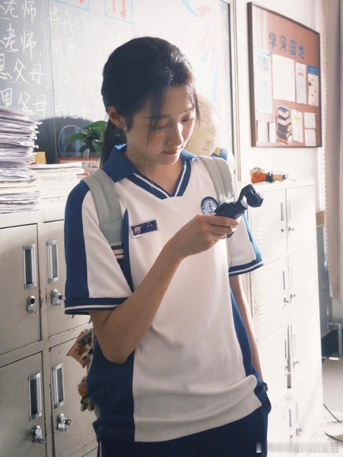 关晓彤回到校园照关晓彤回到校园青春女高 关晓彤晒青春女高照片，回到校园依然美得不