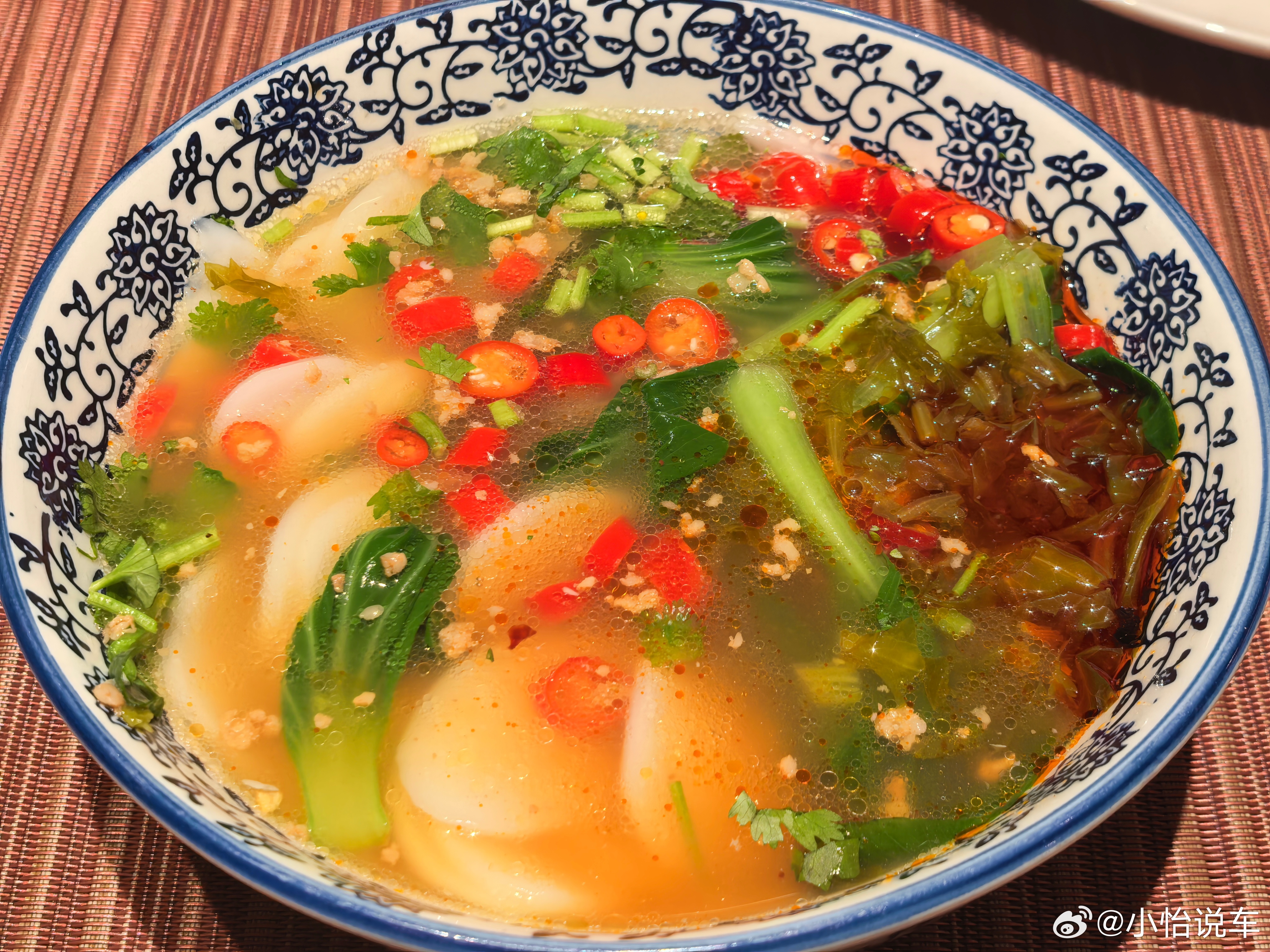 吃饭啦！吃完饭就去领克10em-p 上市发布会现场！好期待呀[嘻嘻][嘻嘻][嘻