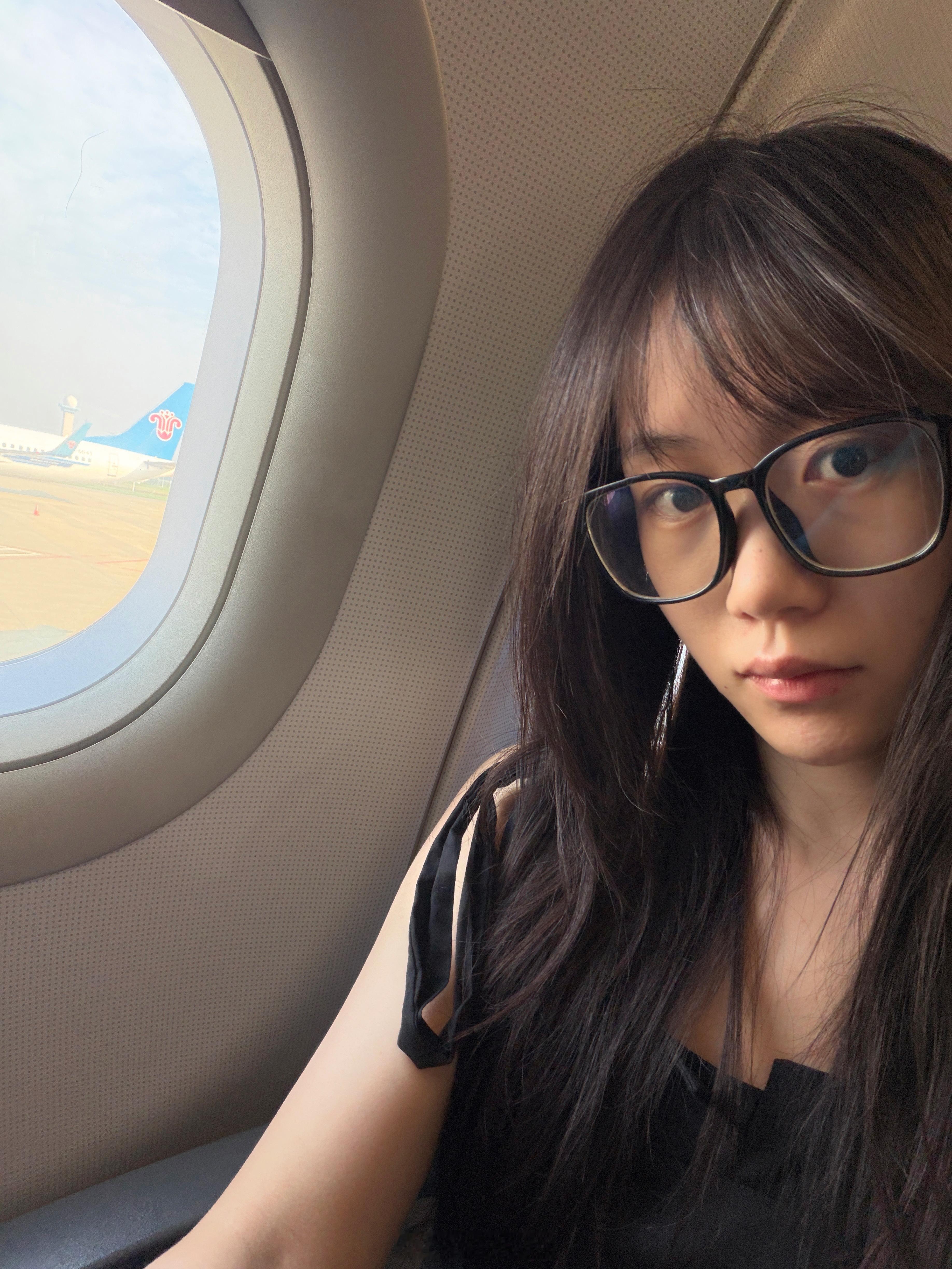 周一早！今天✈️成都～只睡了三个小时 太困 已经笑不出来了