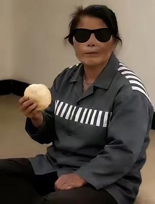 这个人好面熟
邻居们在一起议论这张照片，怎么戴着墨镜，还在吃，好像穿着号服。
有