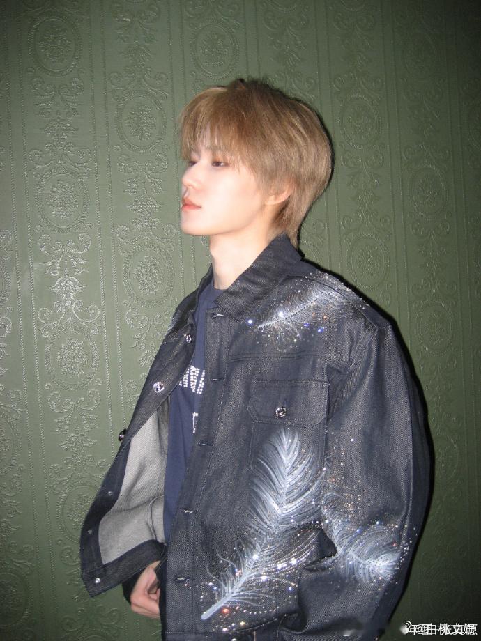 即时发送的 plog 中，张真源的金发造型与四宫格形式呼应，呈现出自然且有质感的