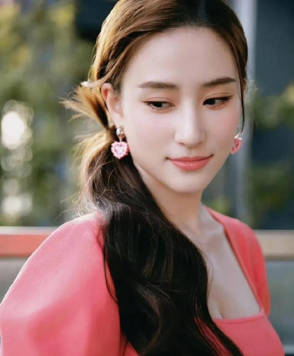 赌王之女何超仪为丈夫陈子聪的健康操碎了心。陈子聪多次病危，2023年大动脉撕裂，