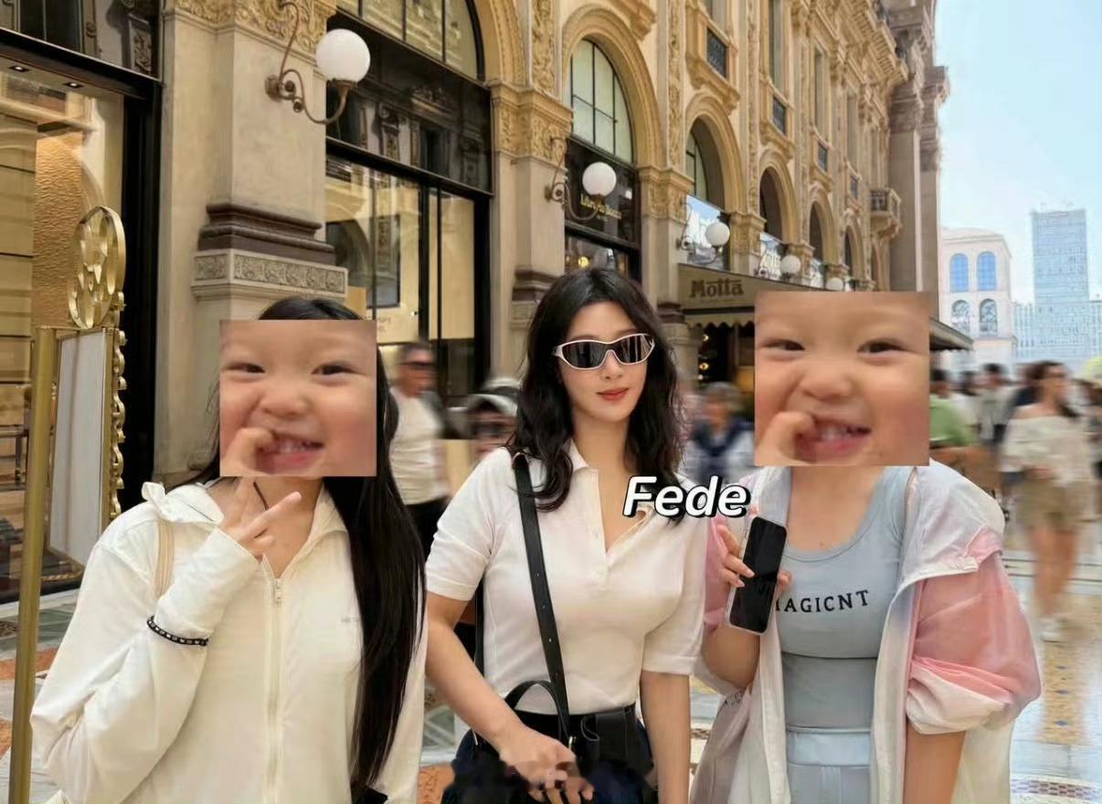 妈耶居然真的跟国外爱紫人士有合影 