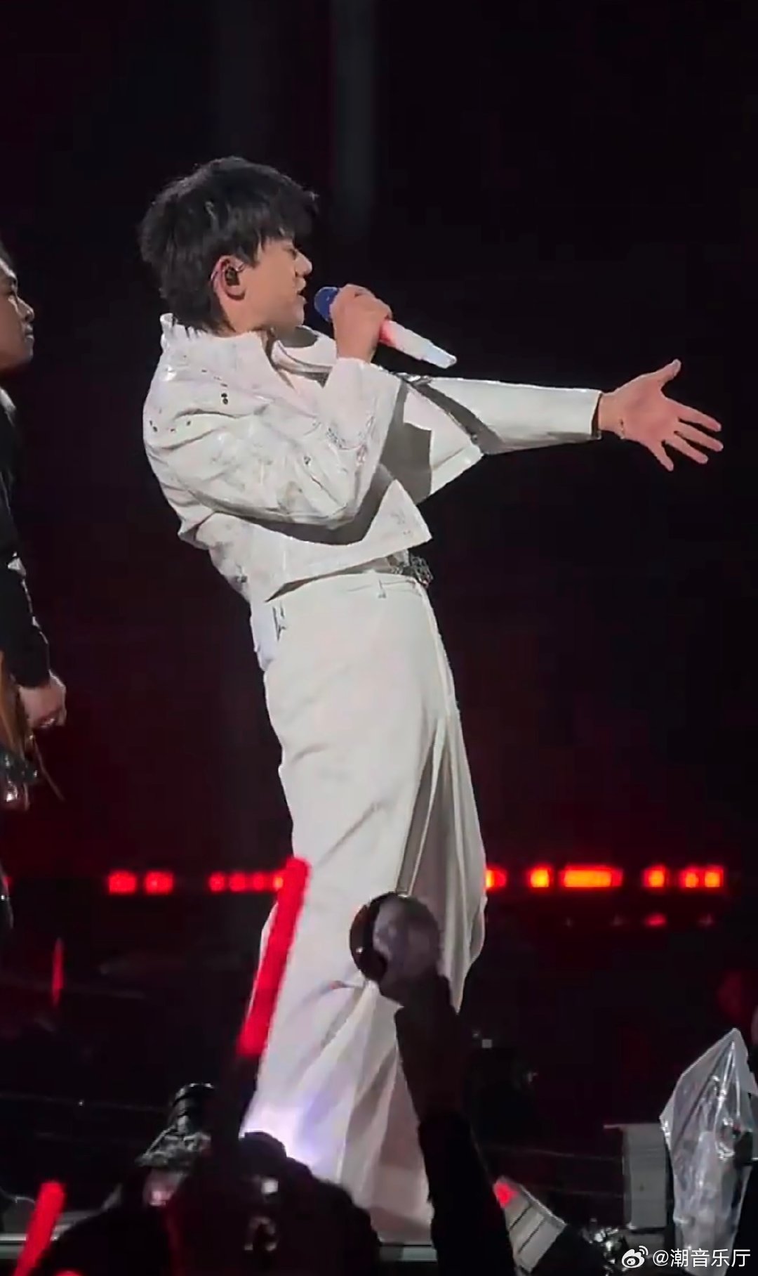 张杰的肺活量能不能借我两天 张杰这肺活量真的封神了，高音长音稳稳拿捏，舞台状态好