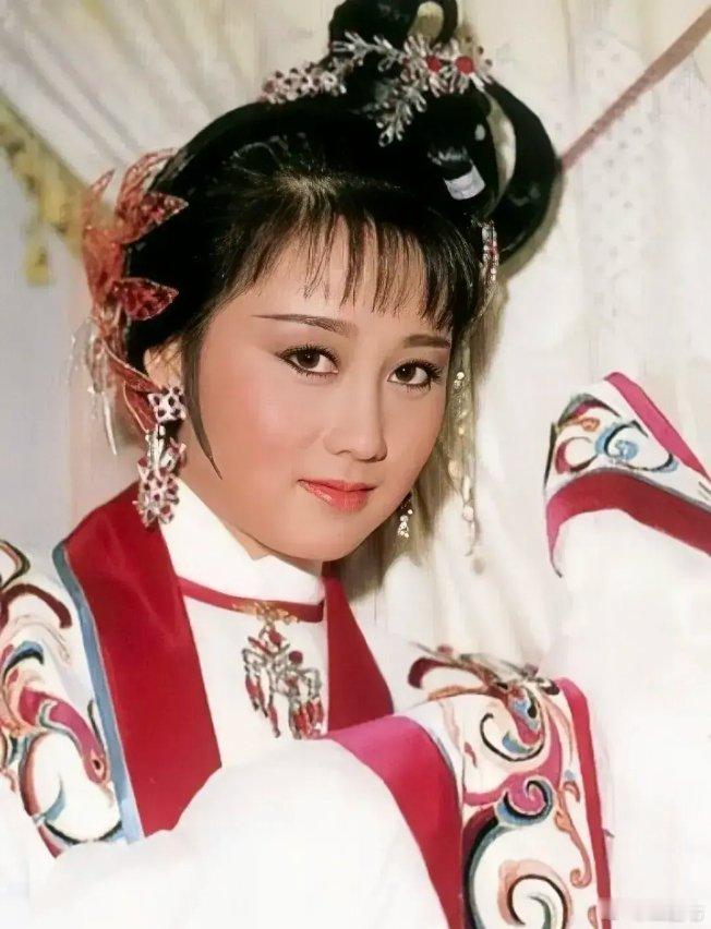 利智虽然漂亮，但不太适合古装，1987年的亚视经典剧集《貂蝉》，利智扮演的貂蝉…
