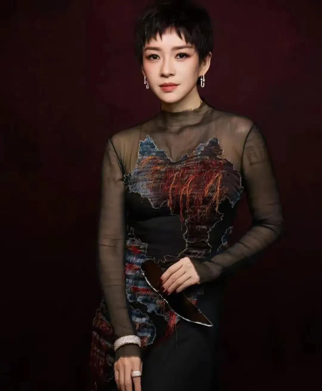 女人只要不发胖，就好似不会老去。章子怡都快50岁了，也不知怎么回事，离婚后就跟整