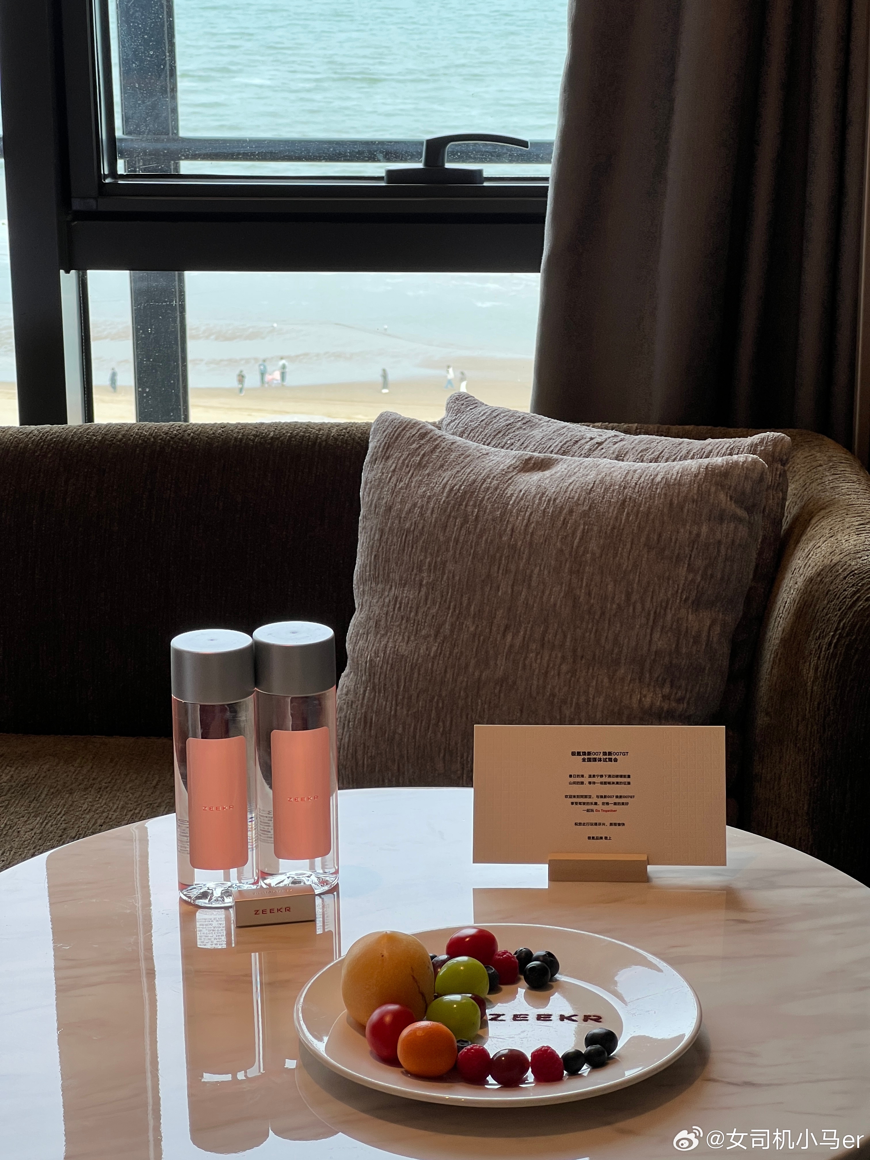 即刻来阿那亚试驾极氪007GT极氪每次的媒体证都有点东西上次是小屏幕，这次是小包