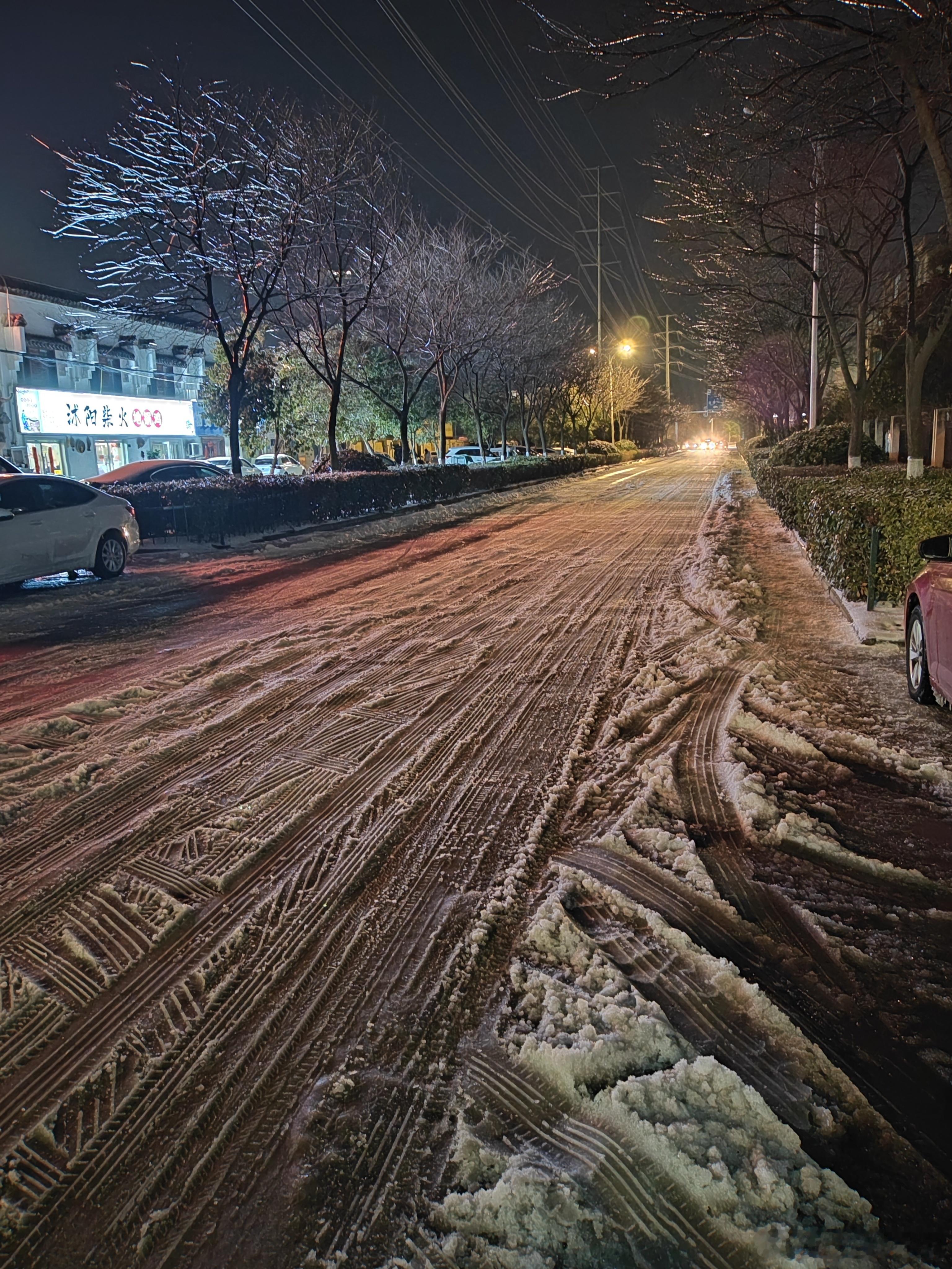 #暴雪等极端天气安全指南# 龙年雨水雪相融 ，二月早春凝雪凇。林海苍茫白玉覆，初