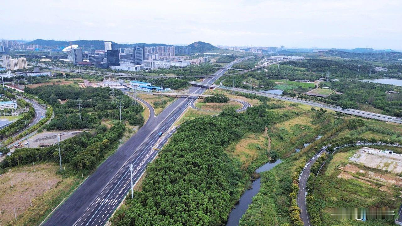 虽迟但到，光谷东九龙互通匝道及收费广场建设完成！

据中国铁投集团消息，8月28