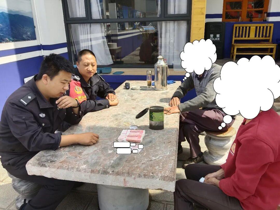 拾金不昧展诚信 鹤庆警民携手暖人心[心][心][心]

近日，鹤庆县龙开口镇江东