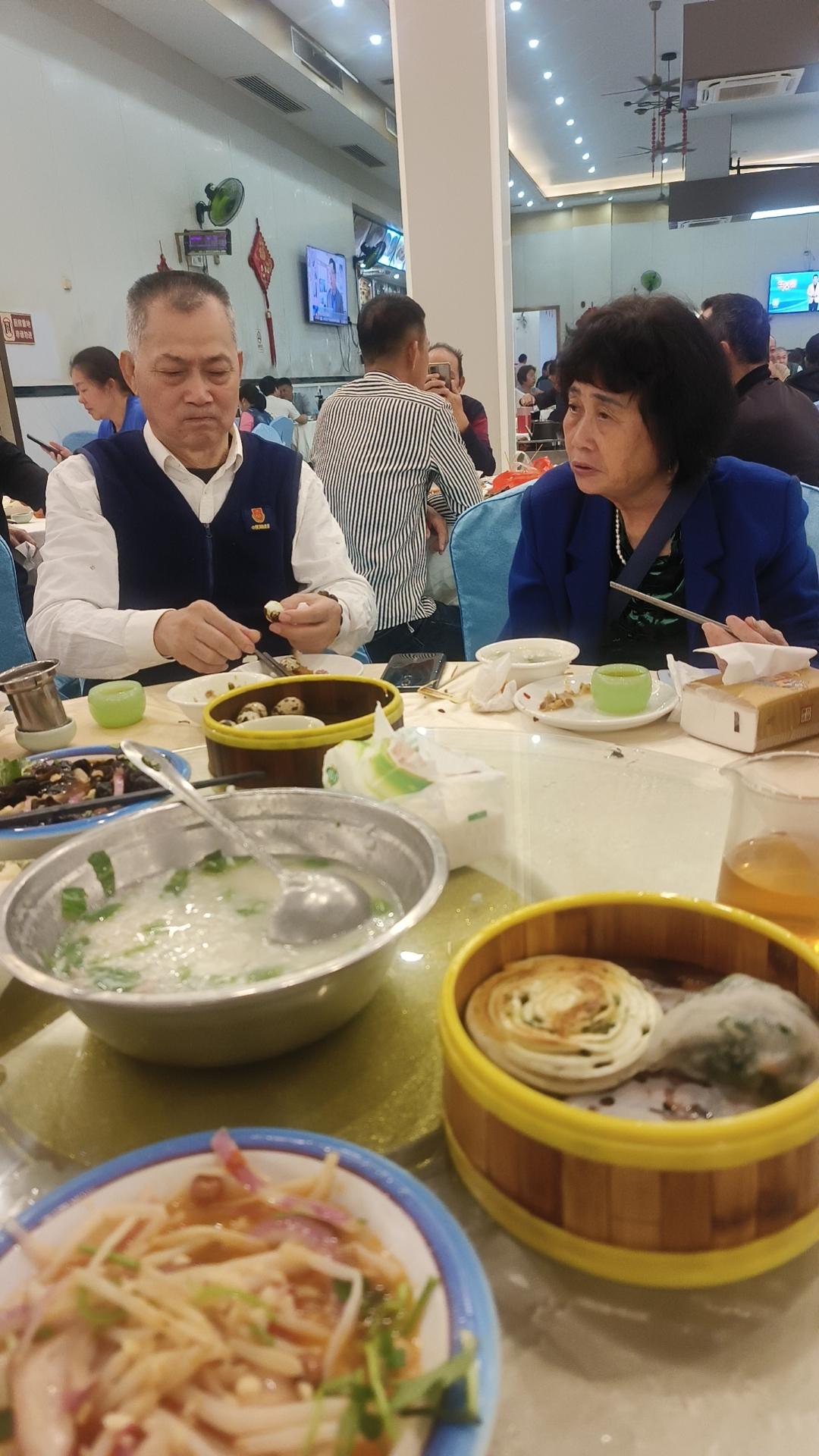 陪着爸爸妈妈喝顿早茶，看着他们那开心的笑容，心里的那种幸福滋味无法用言语容，看着