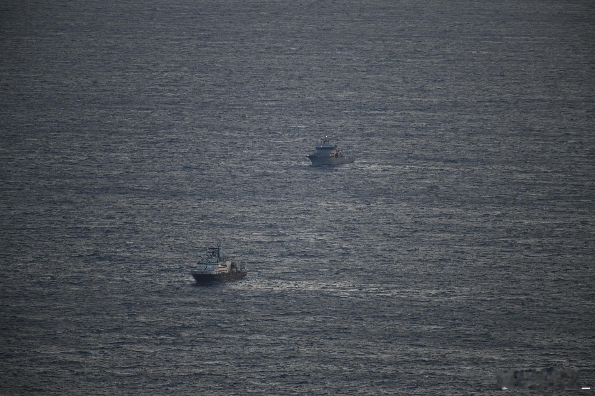 挪威海岸警卫队Barentshav级巡逻舰在巴伦支海跟监俄罗斯“扬塔尔”号考察船