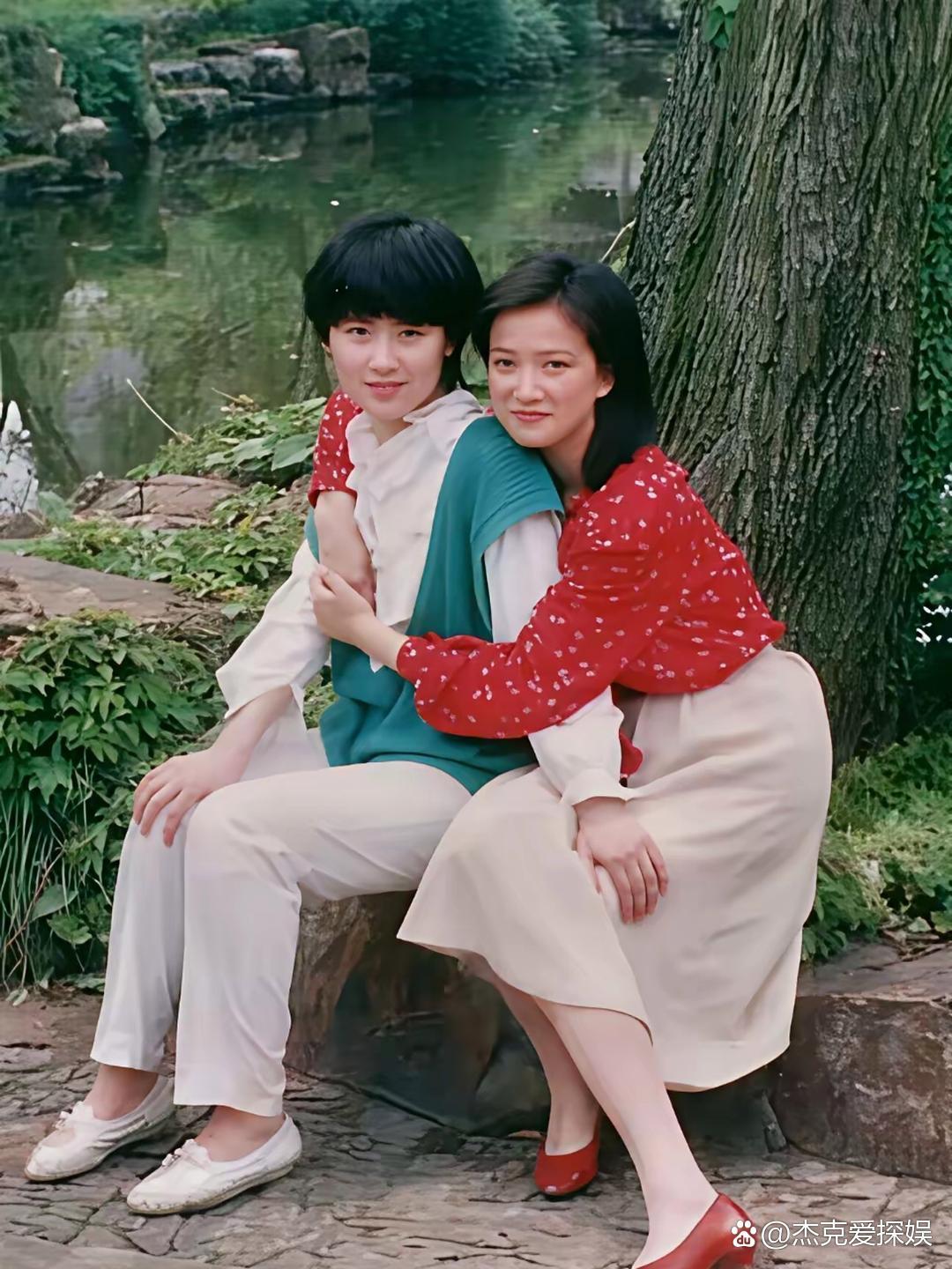 这照片里是何晴与傅艺伟合影 