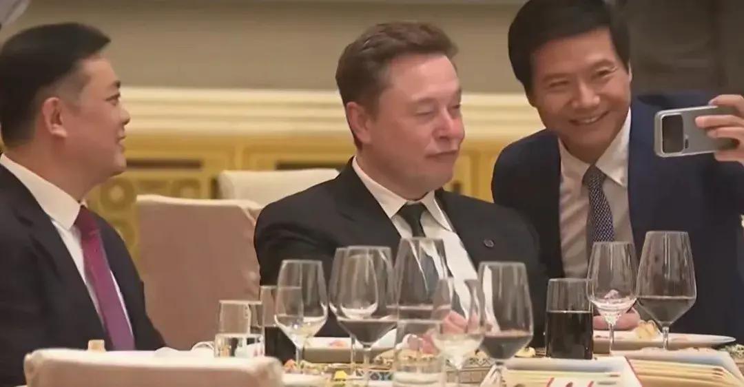 三大佬晚宴同框！
私下状态太真实了！
 
世界欢迎晚宴名场面！马斯克、库克、雷军