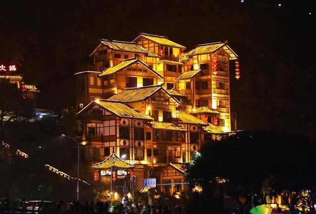 外地人到重庆，洪崖洞还是值得一看的。有两个看点：一是洪崖洞夜景，层层叠叠的建筑与