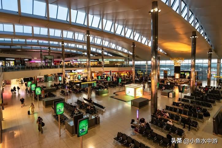 英国内政部宣布，即日起（25日）, 包括来自新加坡在内的85个国家的旅客，必须在