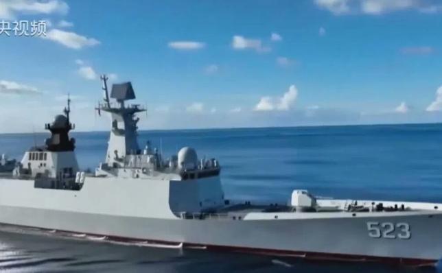 联合早报在4月19日报道：中国官媒本周披露解放军曾与驶入台湾海峡的外国大吨位军舰
