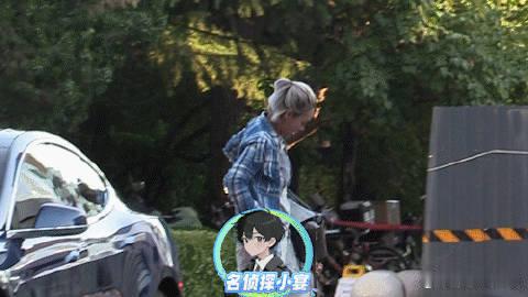 宁静绯闻风波后带助理聚餐 近日，宁静被拍到与助理好友聚餐，身穿破洞牛仔裤配格子衬
