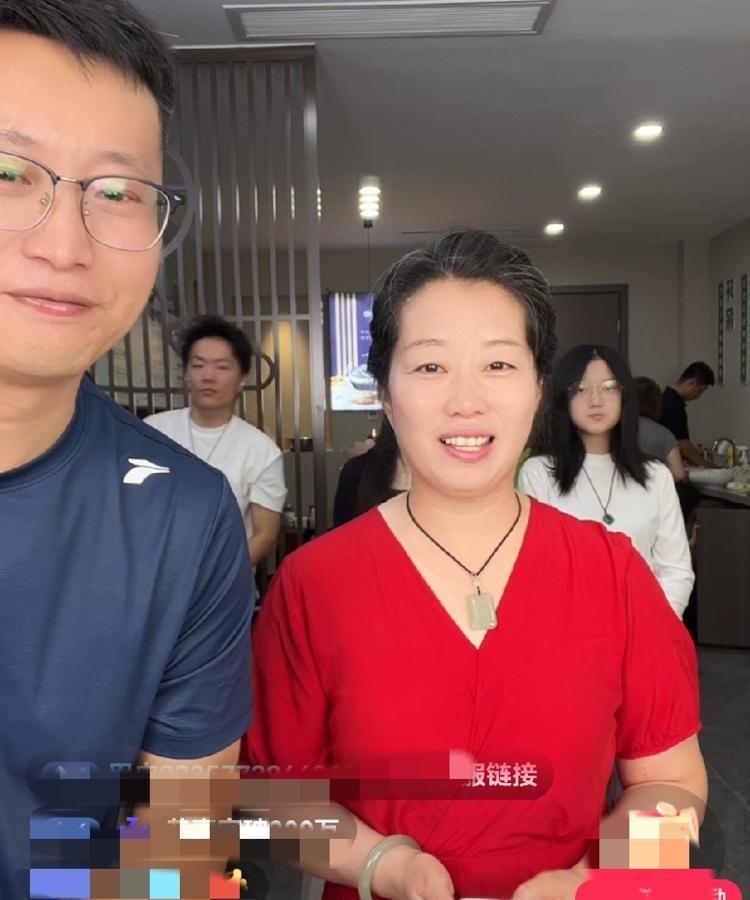 摄像机一开，评论区瞬间炸了，满屏刷的都是“太假了”。
这事儿发生在乡野农哥最新的