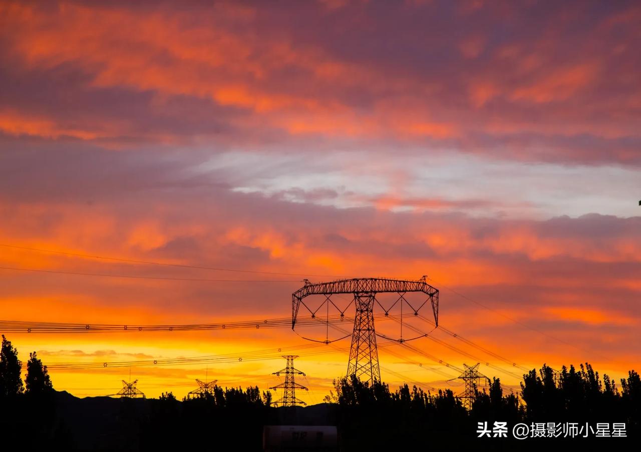  今天北京又出现了世纪晚霞！笔者顺手拍摄了这绚丽的京城霞光～

《京城晚霞》
晚