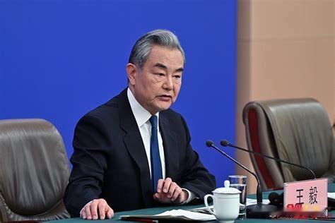 王毅外长对日本首相的称呼，悄悄发生了变化。此前还是直呼“高市早苗”，如今却改成了