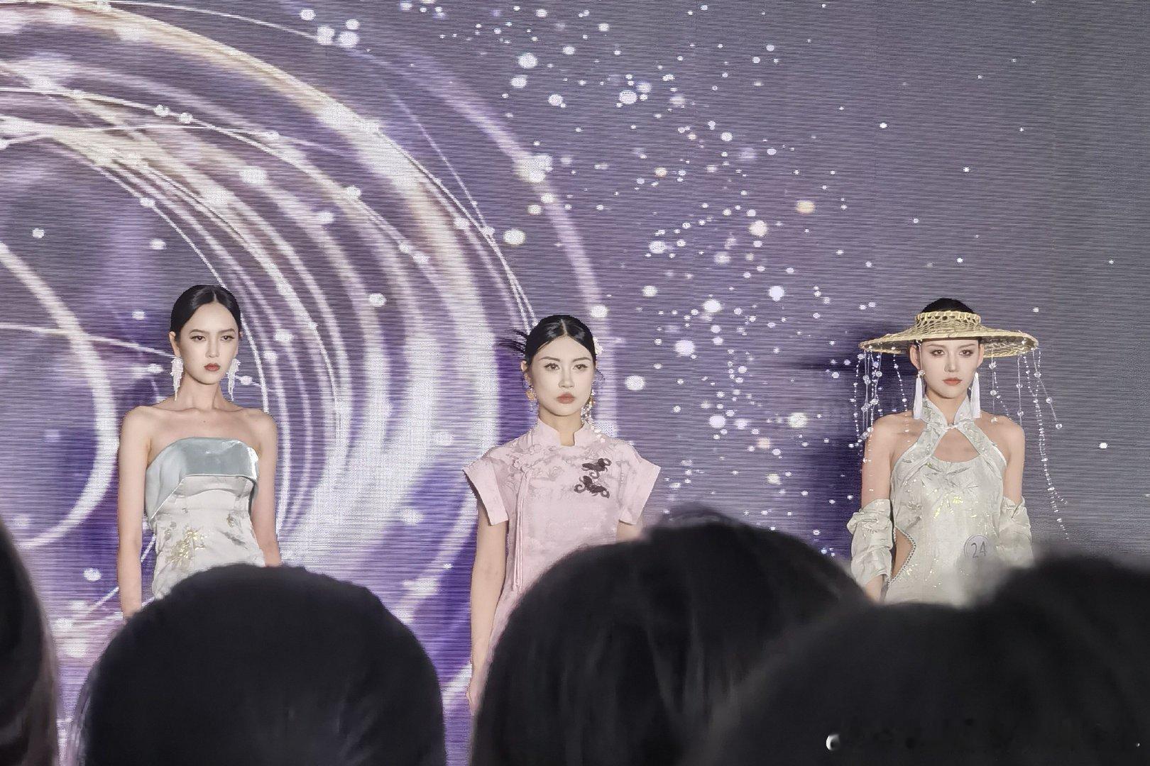 #杭州的毕业典礼好city#我真的好喜欢这位妈妈的做法，而且我觉得无论到什么时候