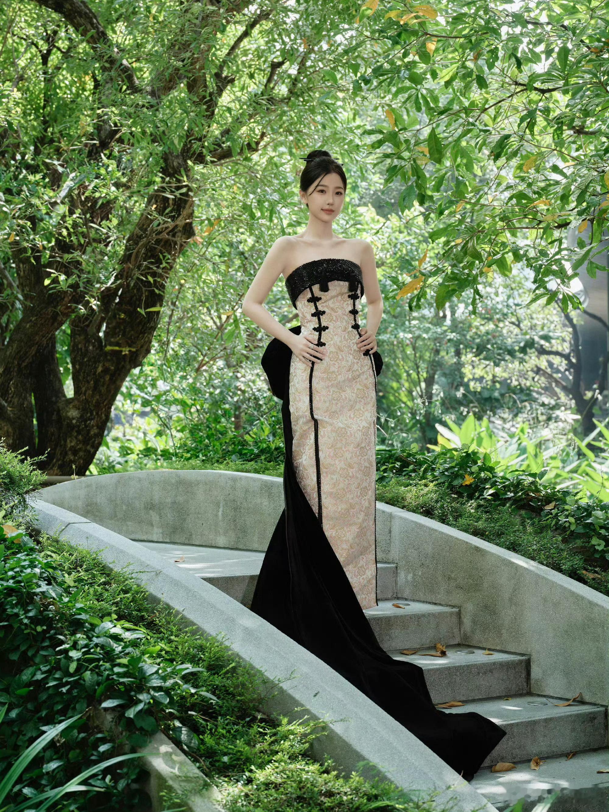 #虞书欣泰国生图#一袭旗袍，婉约如初，步履间尽显东方韵味，岁月静好，你更美。​​