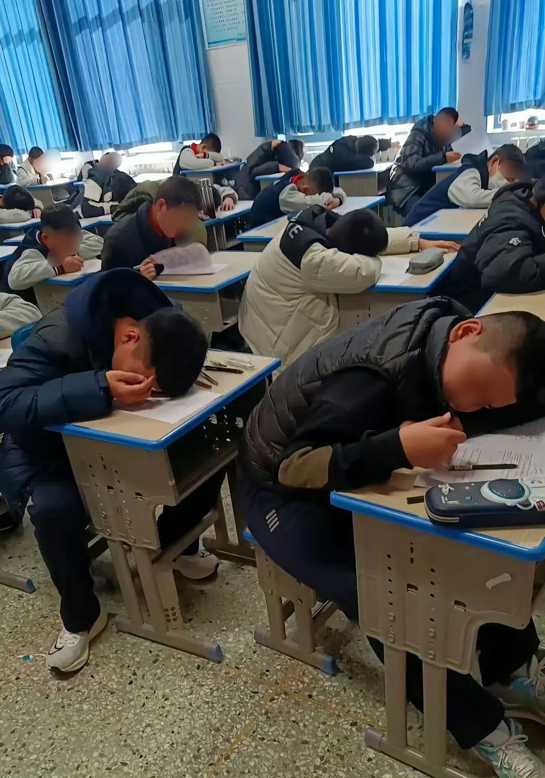 一场考试秒变午休现场 ​​​