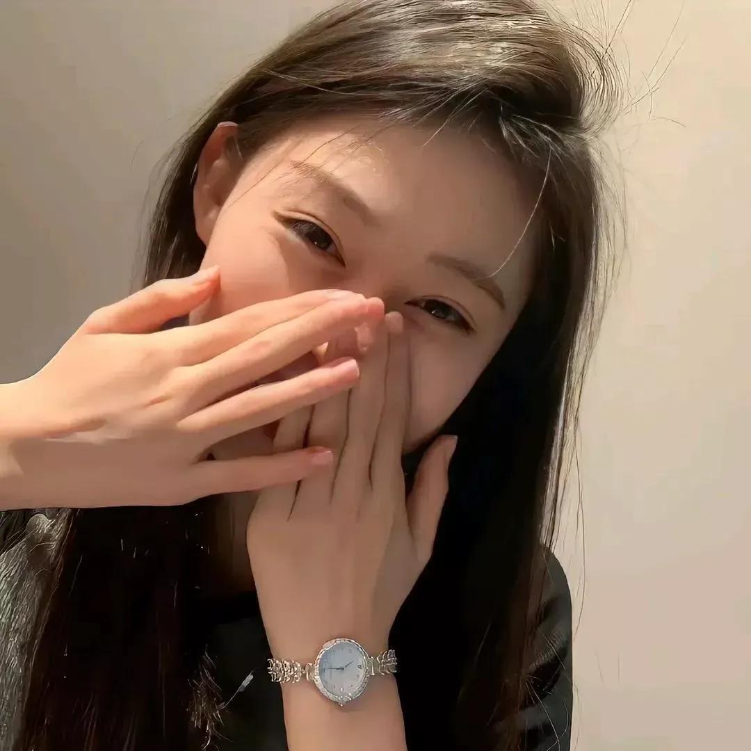 少女心满满，捂嘴卖萌😍少女心自拍 少女心拍照姿势 小姑娘卖萌 脸颊比心 少女感